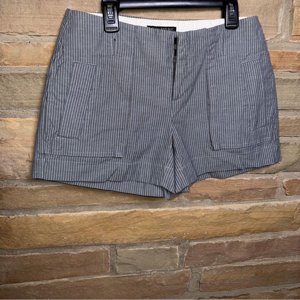 NWOT Banana Republic Sz 0 light blue denim Striped Women's Shorts.With 4 pockets